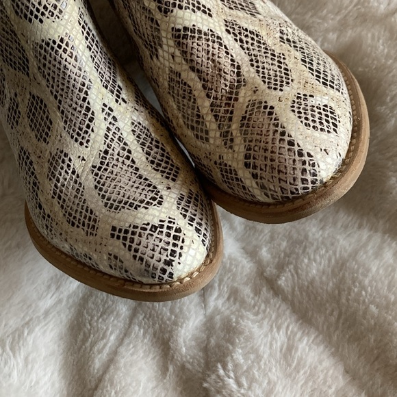 Diba True short side booties size 8 - Picture 6 of 11